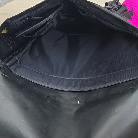 Timbuk2 Classic Messenger Bag - Raspberry Pink & Black - Waterproof Tech Carry - Picture 6 of 16